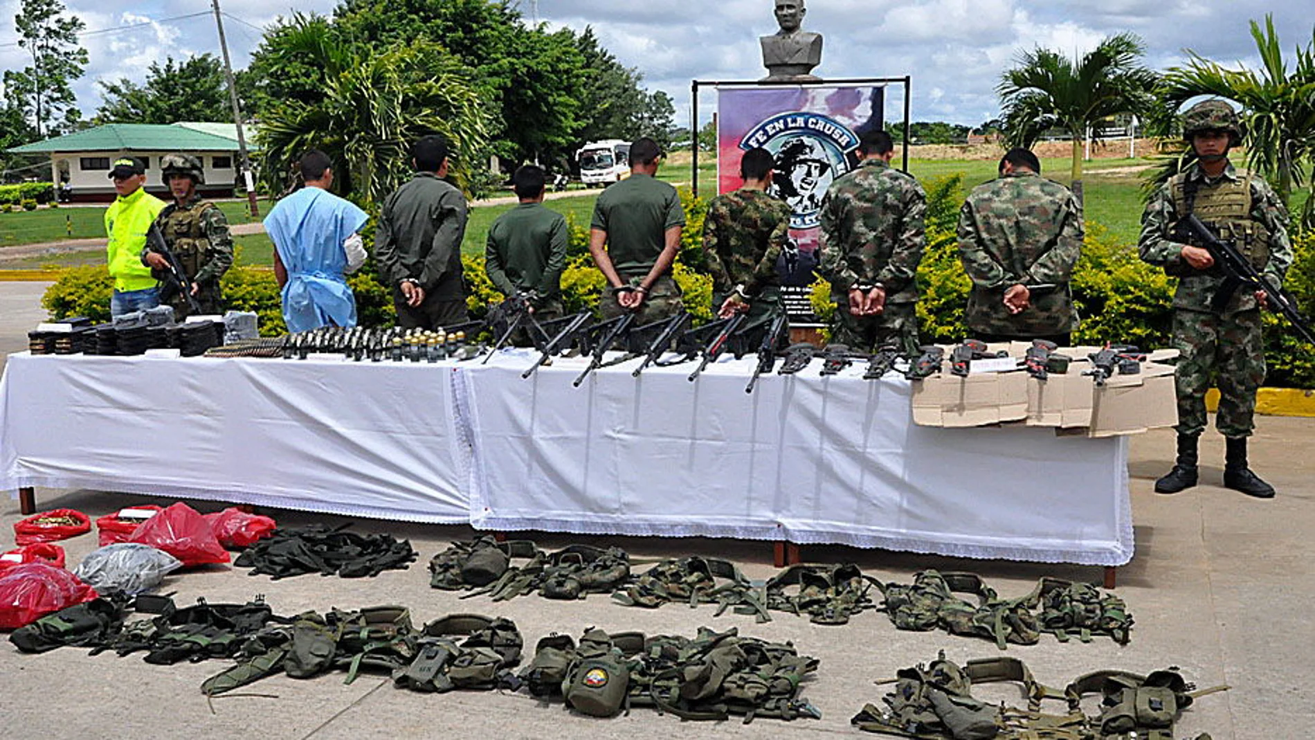 Guerrilleros de las FARC detenidos por matar al menos a 15 militares en el departamento de Arauca (Colombia)..