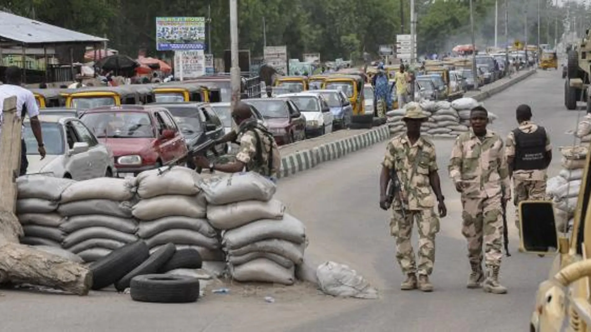 Militares nigerianos en un puesto de control de seguridad en Maiduguri, noreste de Nigeria