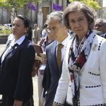 La Reina Sofía pasa ante la Catedral de Guatemala tras la visita que ha realizado hoy al Centro Cultural de España.