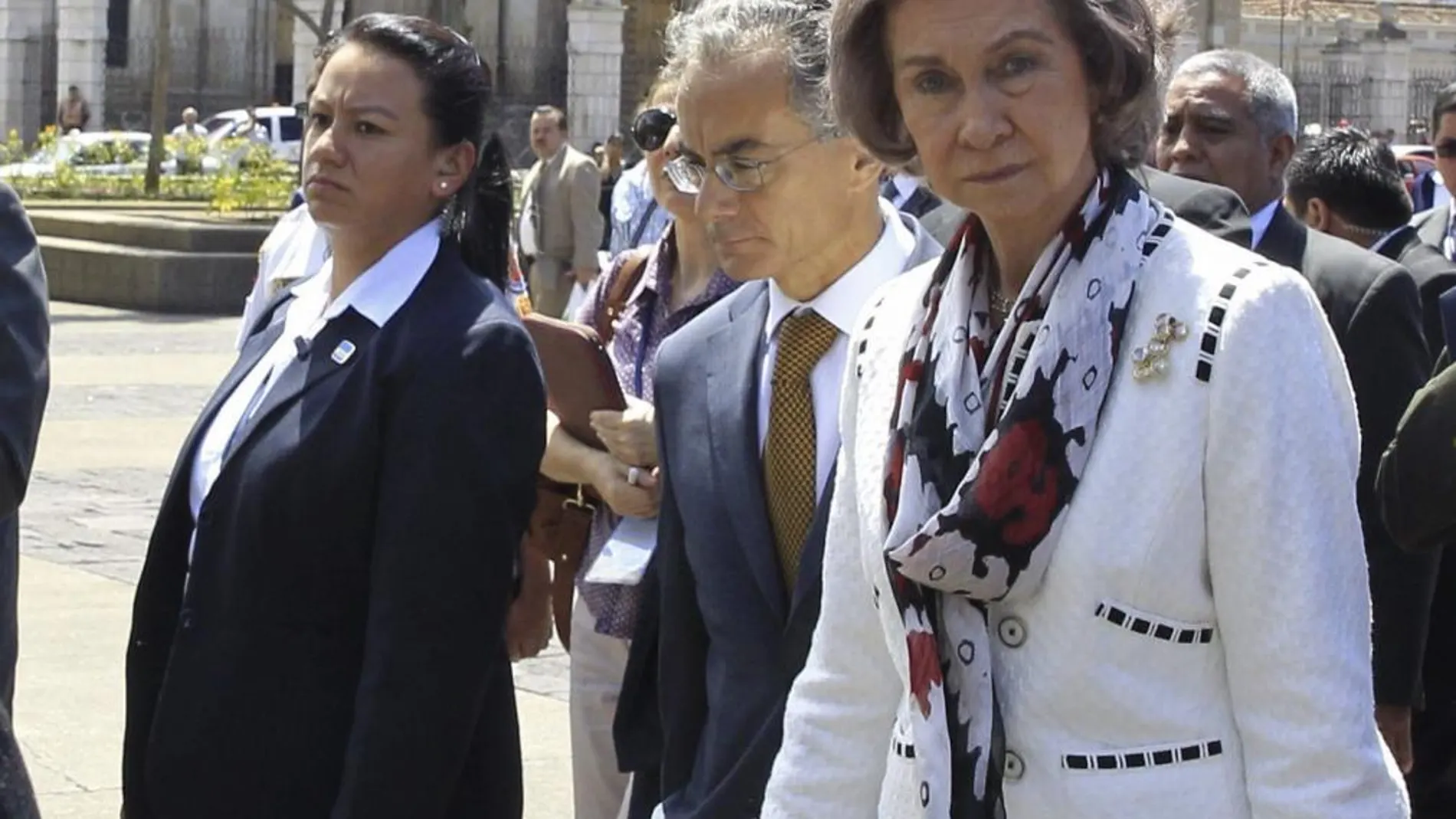 La Reina Sofía pasa ante la Catedral de Guatemala tras la visita que ha realizado hoy al Centro Cultural de España.