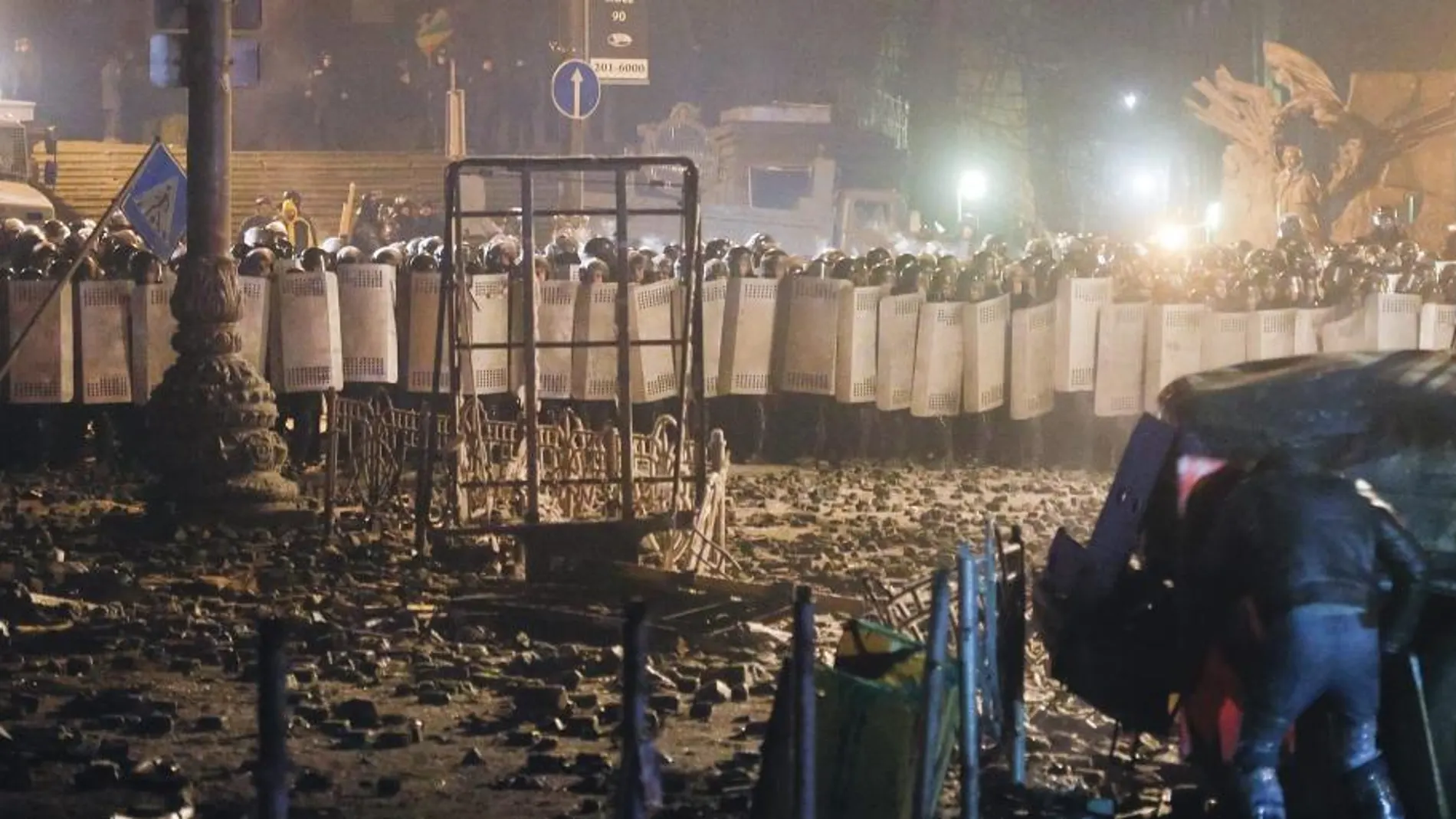 Manifestantes se enfrentan a la policía hoy, martes 21 de enero de 2014, durante las protestas en contra del gobierno en Kiev (Ucrania)