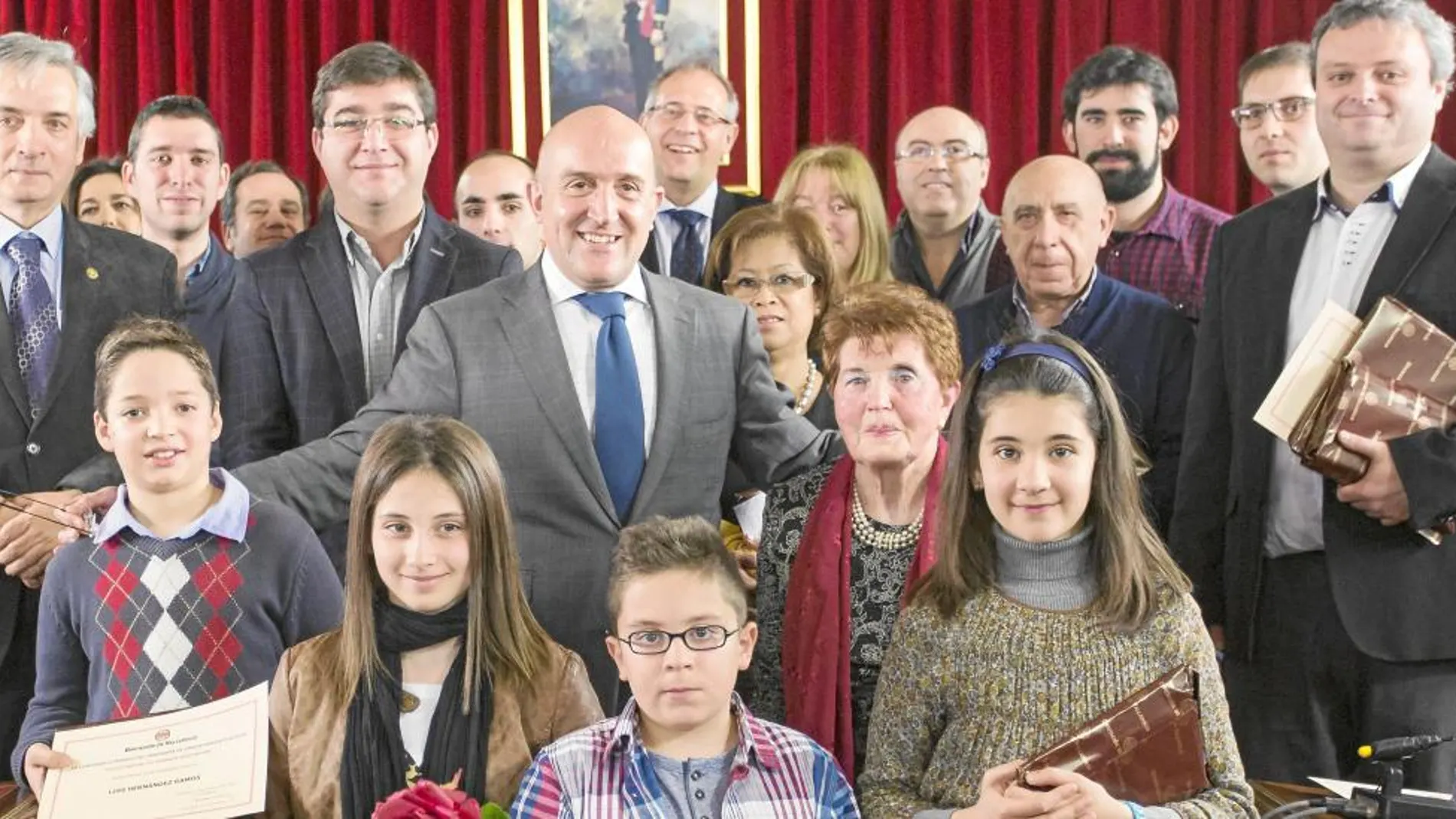 Foto de familia del presidente de la Diputación de Valladolid, Jesús Julio Carnero, y los diputados Artemio Domínguez y Juan José Zancada, con los galardonados, ayer, en el salón de plenos de la institución provincial