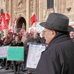 Trabajadores del parador de San Marcos, en León, se manifiestan a las puertas del Hostal.