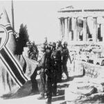 Tropas alemanas colocan la bandera nazi junto al Partenón, en Atenas, durante la II Guerra Mundial