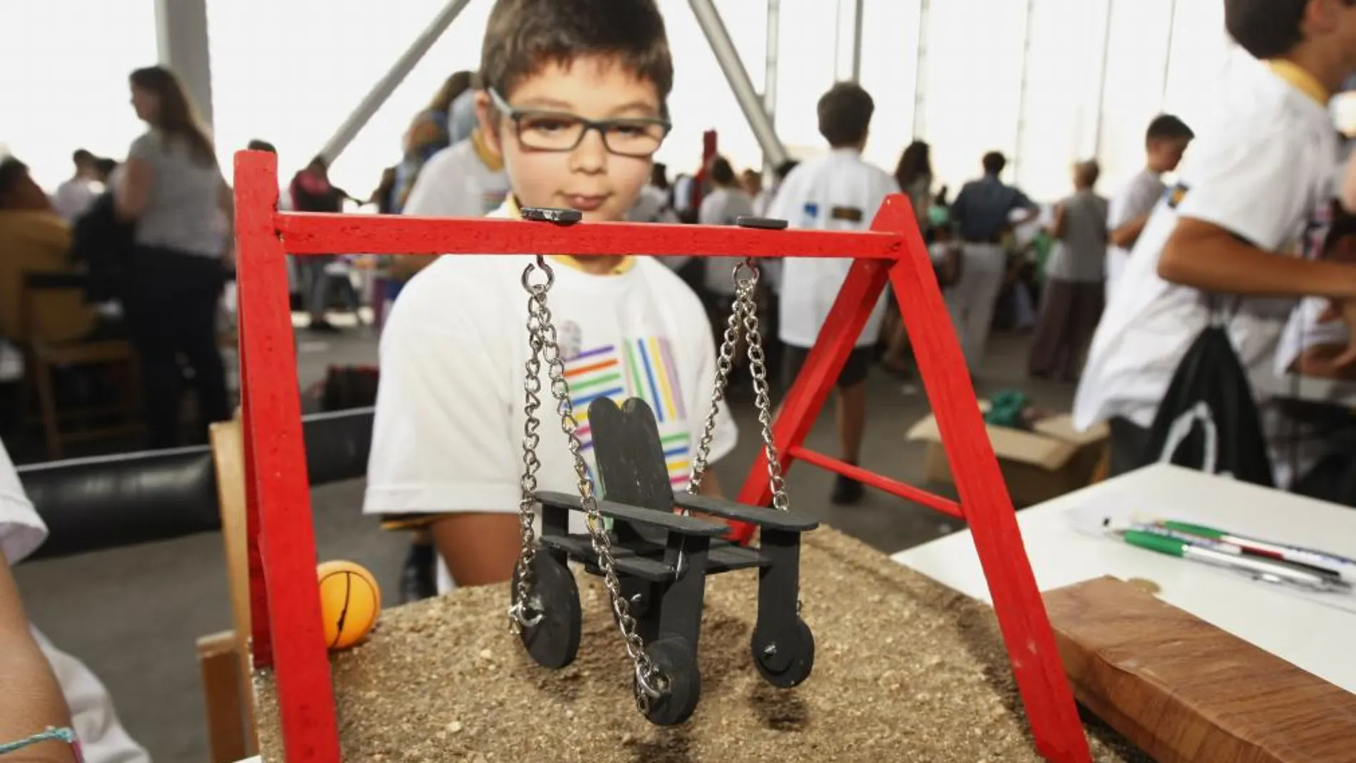 Un niño con su invento: un columpio para niños en silla de ruedas