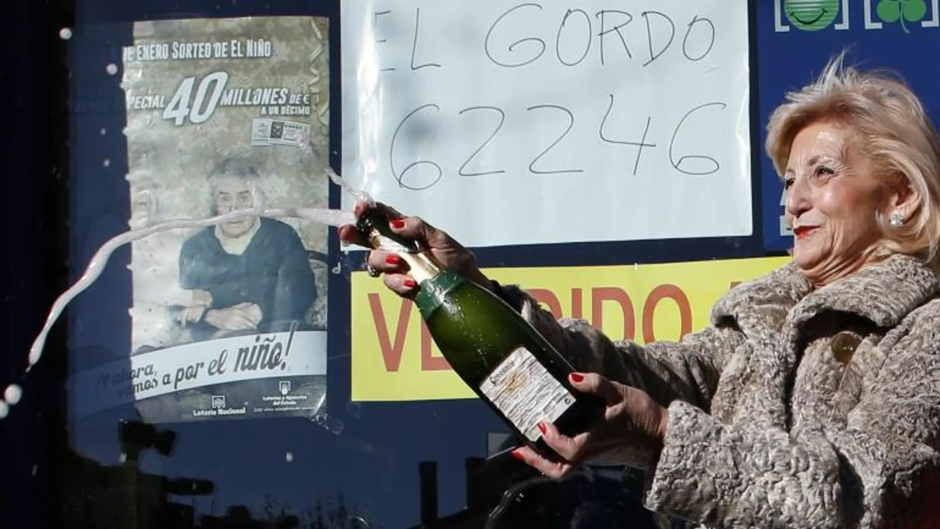 La lotera de la administración número 8 de la localidad madrileña de Leganés, María Luisa Ron Sánchez, celebra el Gordo