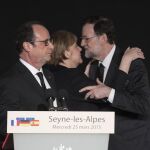 Angela Merkel, Francois Hollande y Mariano Rajoy a su llegada a la zona del accidente