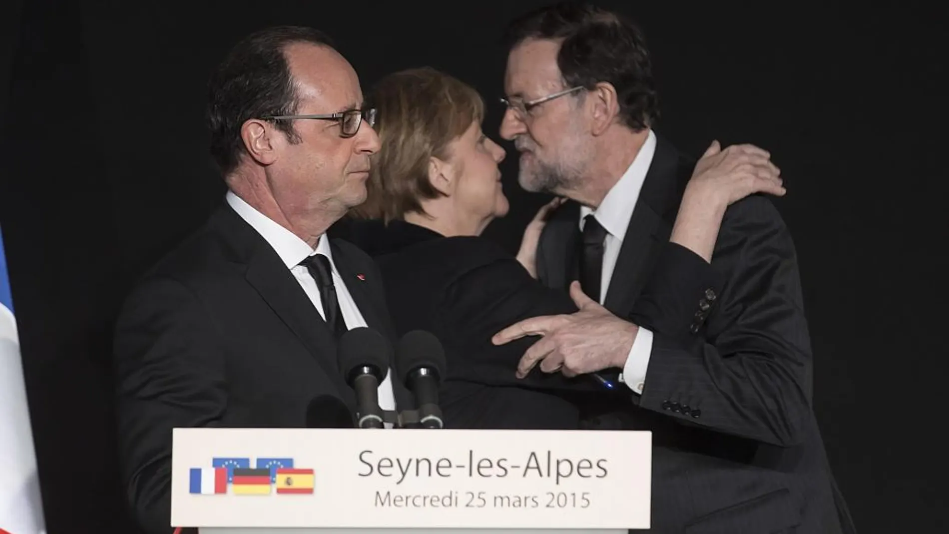 Angela Merkel, Francois Hollande y Mariano Rajoy a su llegada a la zona del accidente