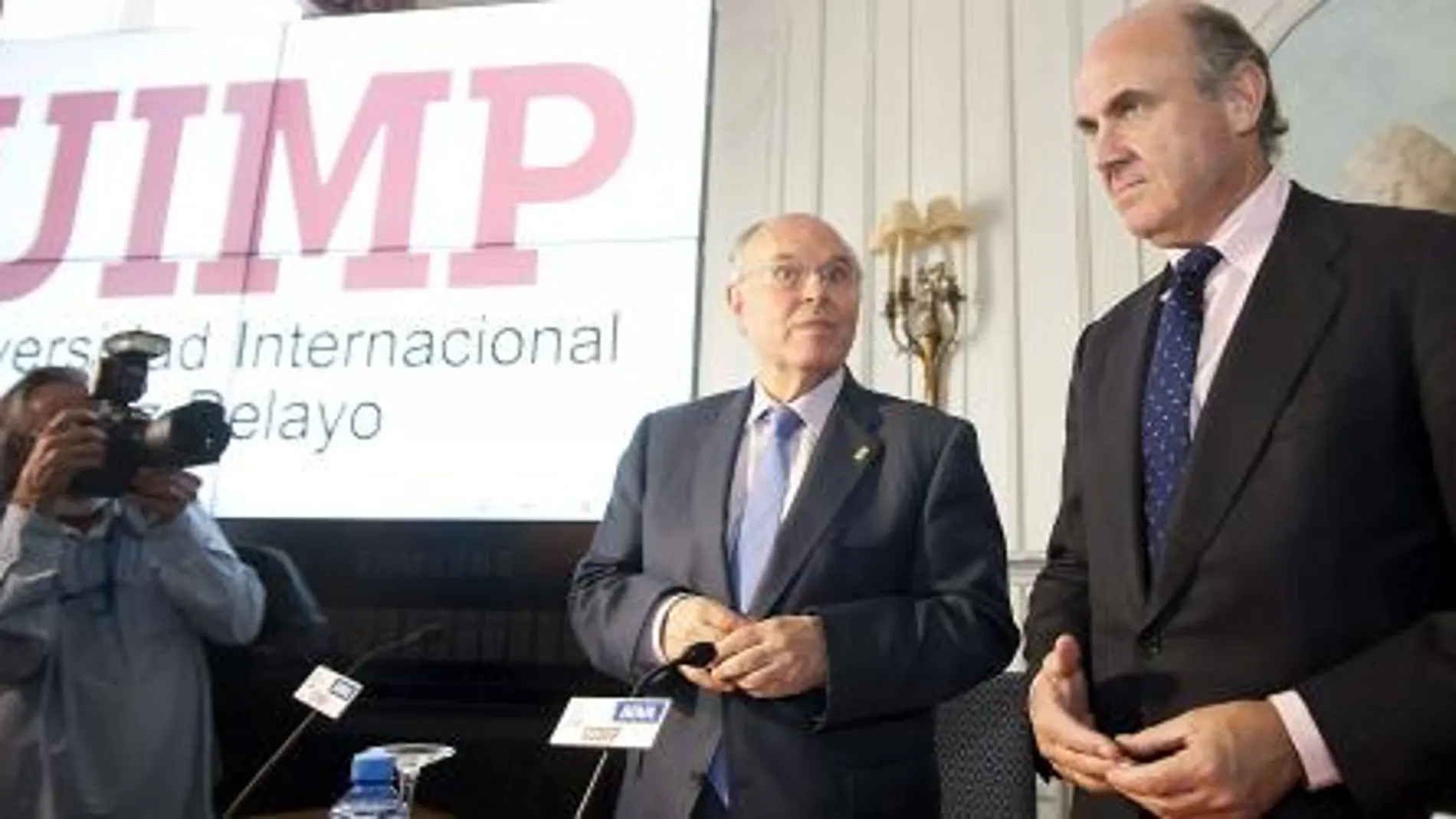 Luis de Guindos junto al rector de la UIMP, Cesar Nombela, al comienzo del encuentro 'La Europa que deja la crisis' hoy en el Palacio de la Magdalena de Santander.