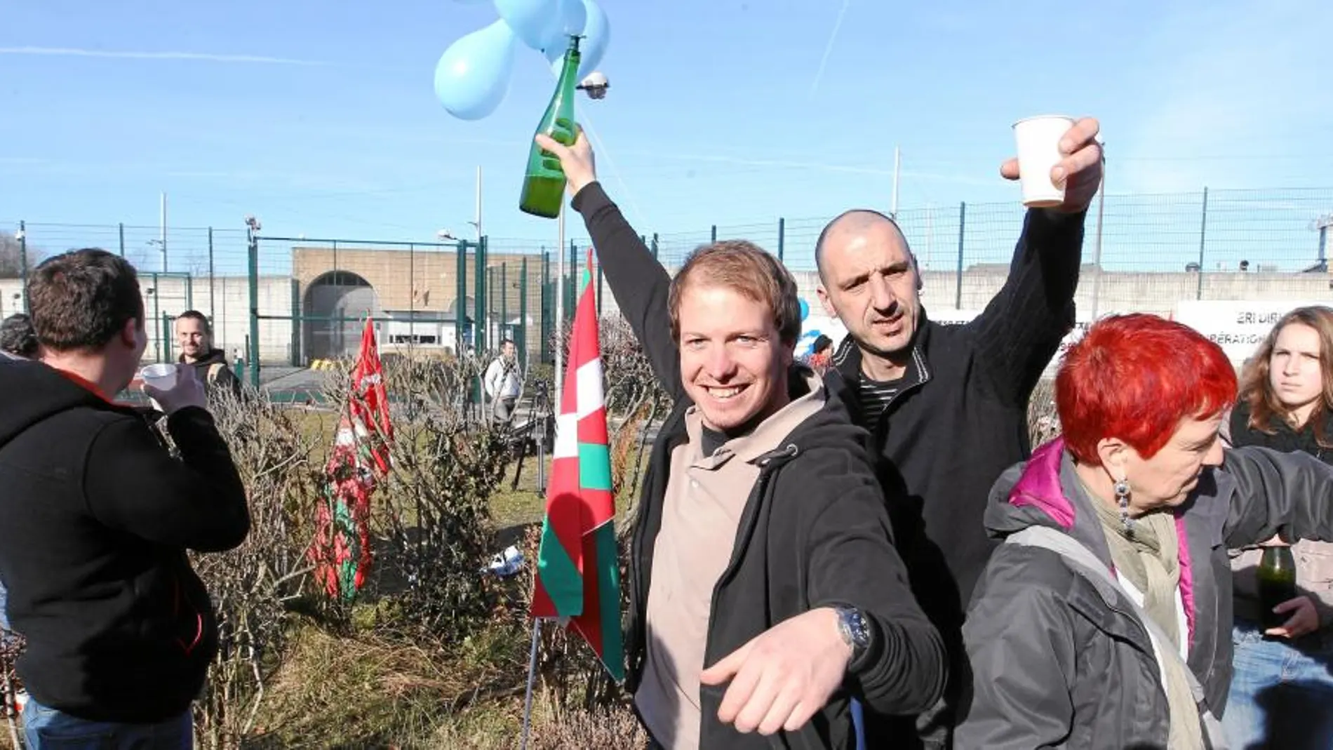 Brindis a las puertas de la prisión de Lannemezan (Francia) para protestar por las últimas detenciones