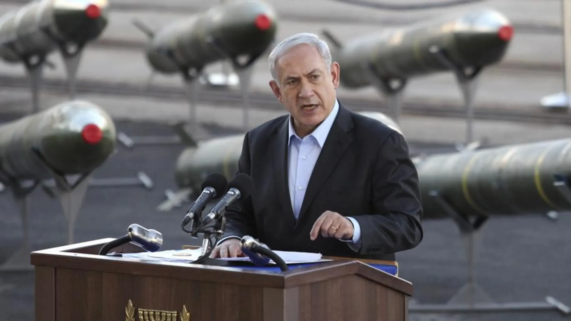 El primer ministro de Israel Benjamin Netanyahu ofrece una rueda de prensa junto a las armas encontradas en el barco Klos-C con bandera de conveniencia panameña apresado por Israel el pasado miércoles