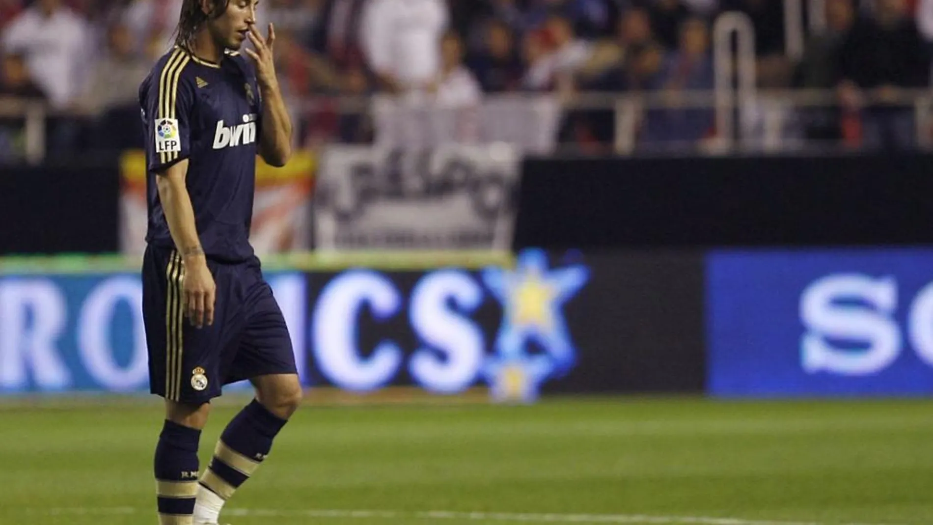 Sergio Ramos, con la camiseta del Madrid en el Sánchez Pizjuán, donde suele ser abucheado