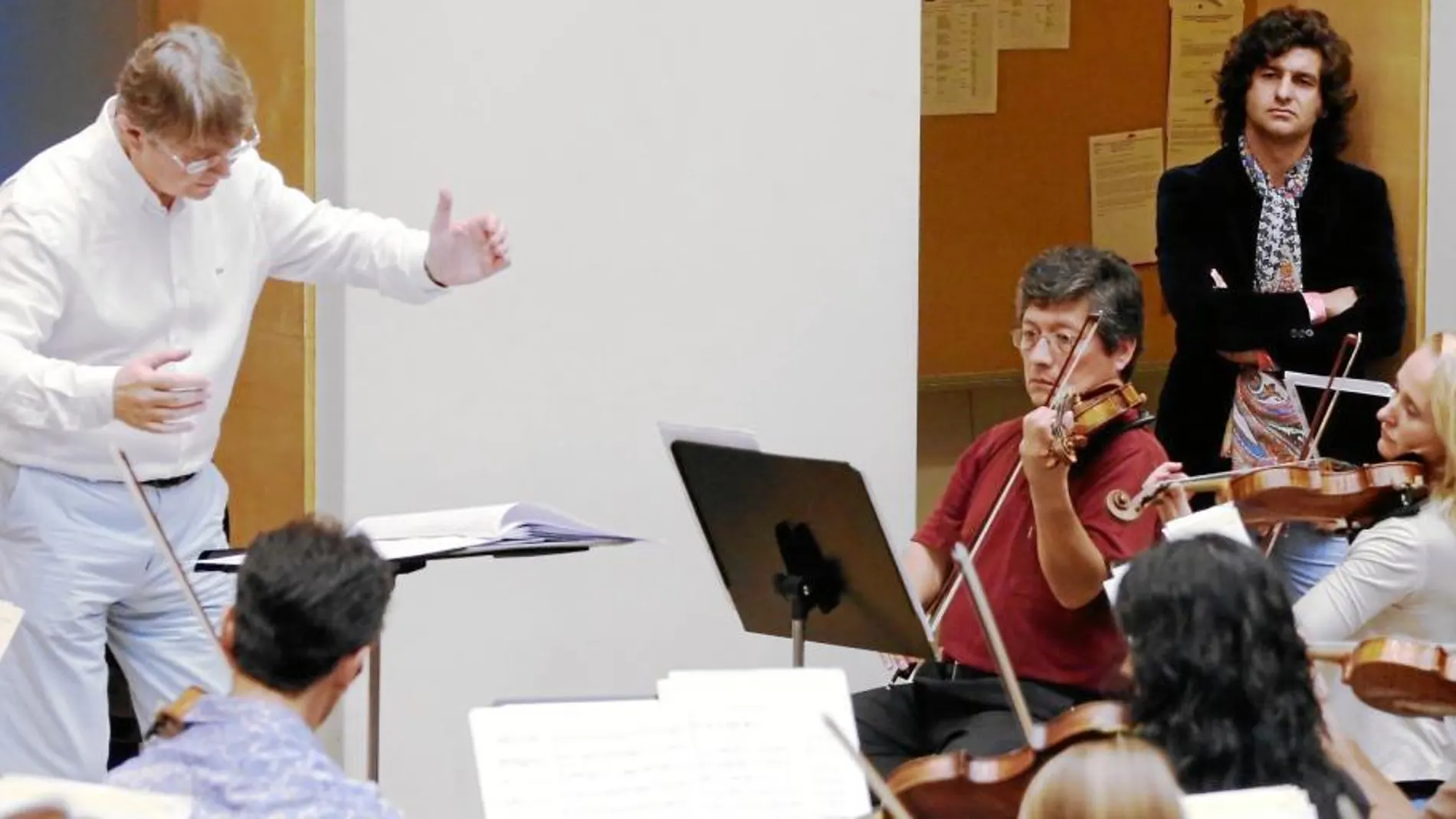Morante de la Puebla, atento durante el ensayo de ayer de la Orquesta Sinfónica de Madrid