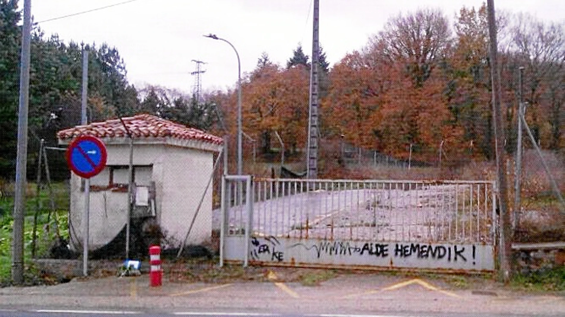 El cuartel de la Guardia Civil quedó inhabitable tras el atentado de ETA. Ahora, en la puerta, sólo hay pintadas proetarras