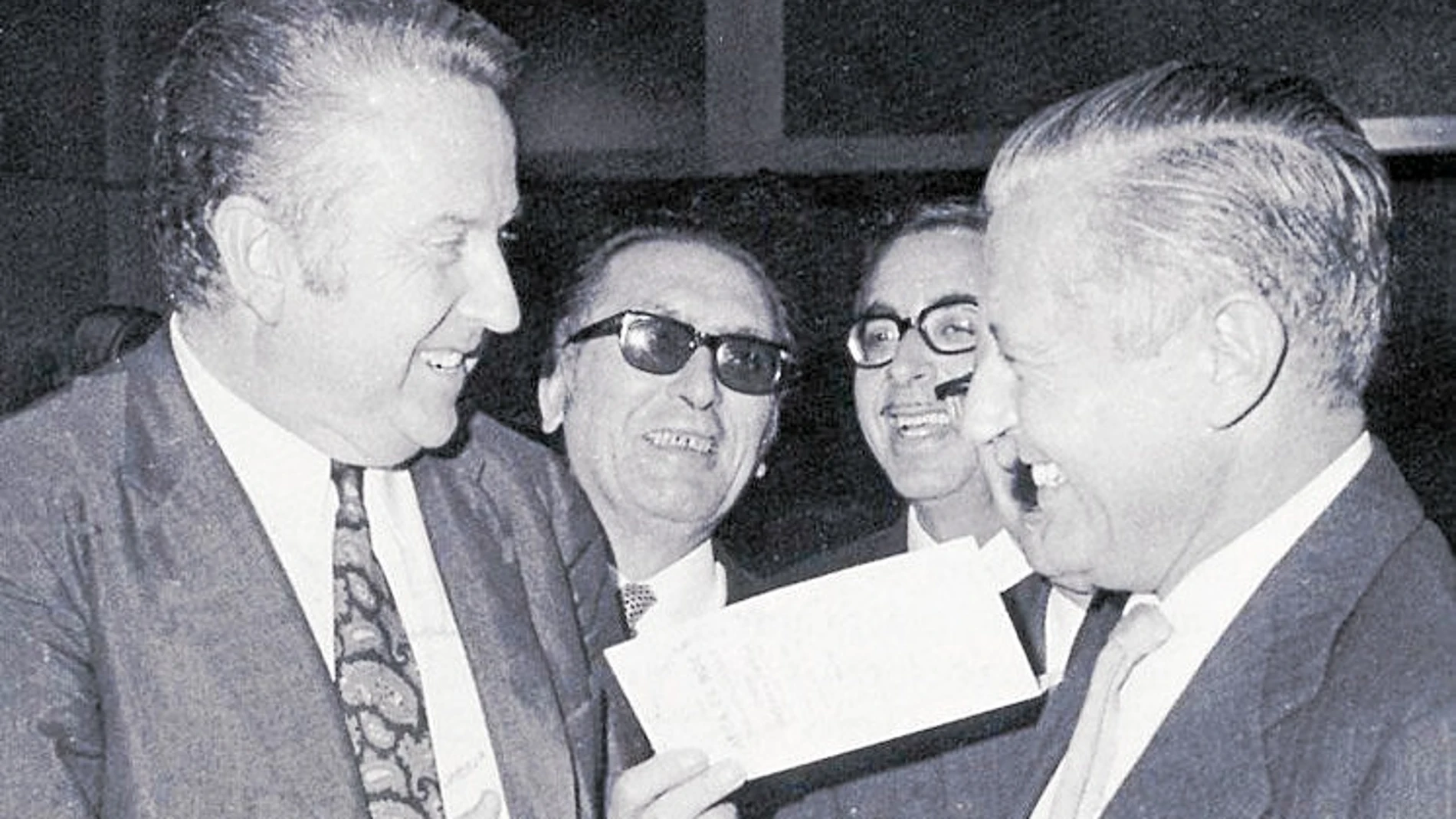 Lara Hernández entrega el talón del Premio Planeta a Torcuato Luca de Tena en 1961