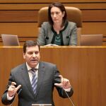 El portavoz del grupo parlamentario popular, Carlos Fernández Carriedo, defiende los objetivos de su formación, en presencia de la presidenta de las Cortes de Castilla y León, María Josefa García Cirac