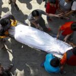 Un grupo de familiares transporta el cuerpo del sherpa Ang Kaji.