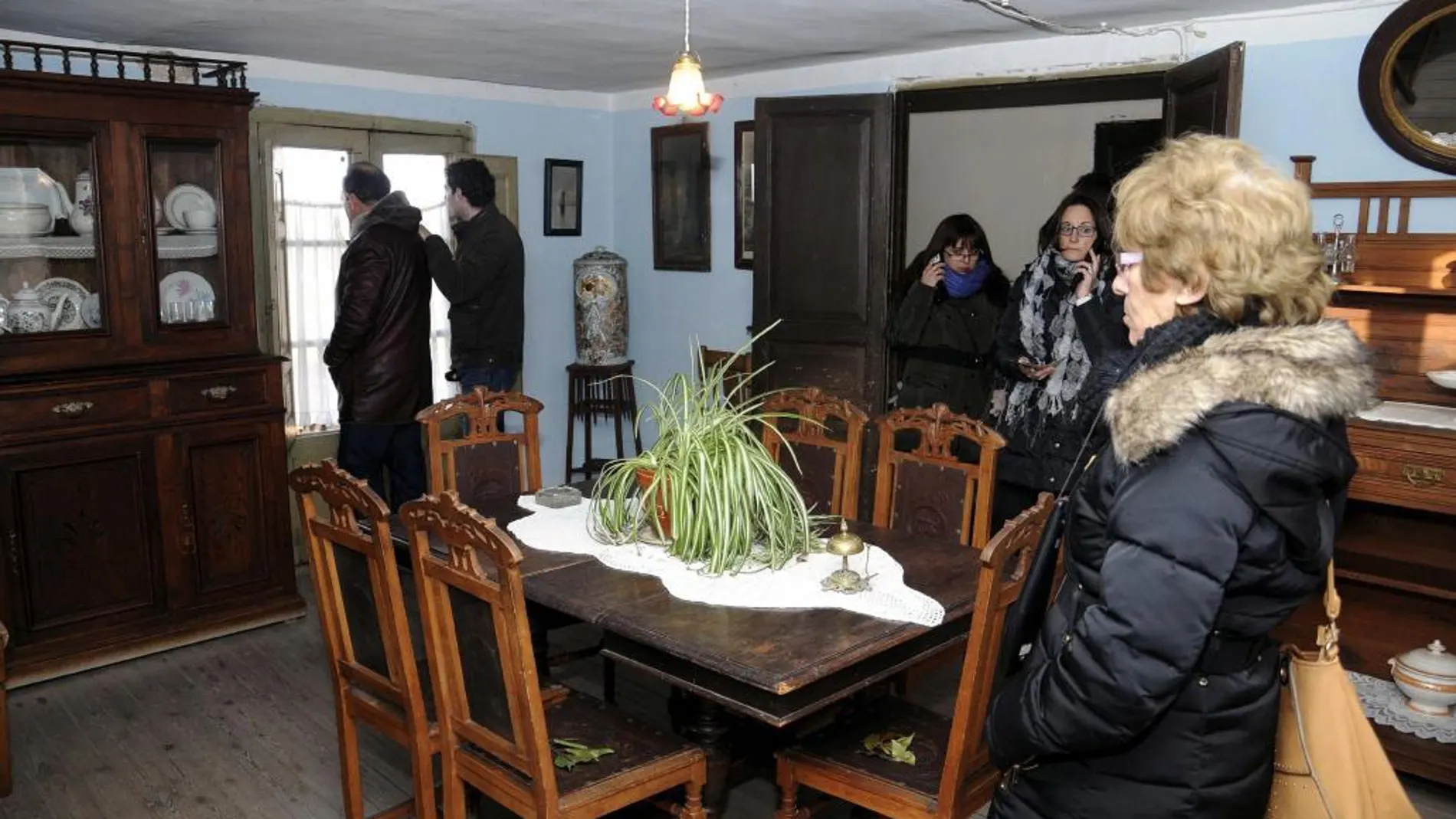 Varios turistas con audioguías visitan el comedor de la pensión donde vivió en Segovia el poeta Antonio Machado, entre 1919 y 1931.