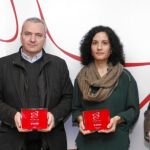 Los tres representantes de las asociaciones galardonadas ayer en Madrid posando con el premio. De izquierda a derecha: Pablo Llano (Cesal), Antonia Suances (Candelita) y Carlos Martín (Amdem)