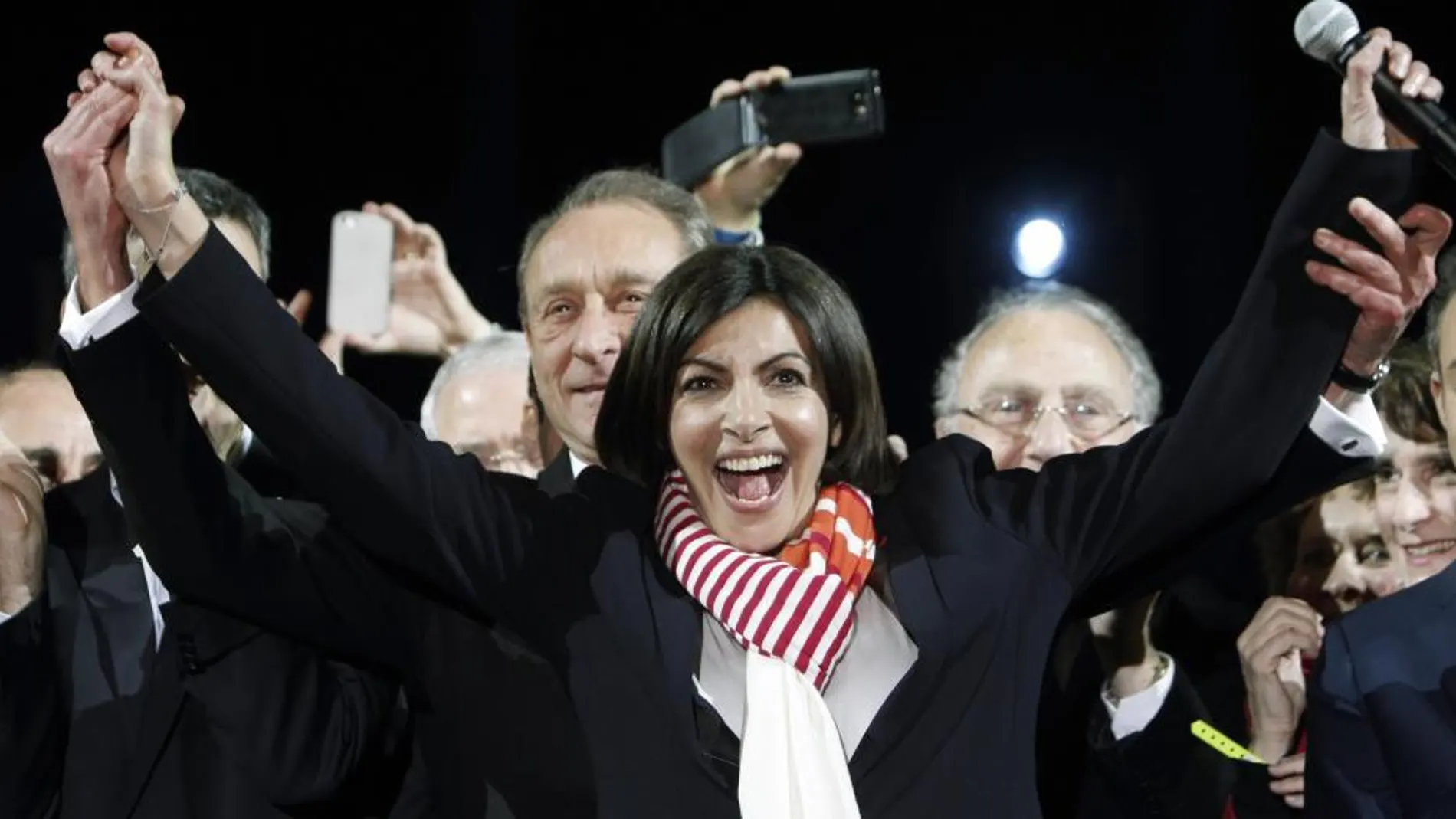 Anne Hidalgo celebra su victoria en París