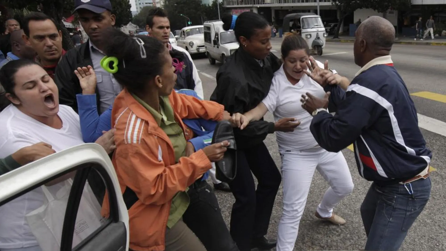 Detención de miembros de las Damas de Blanco durante una protesta el pasado 10 de diciembre en La Habana