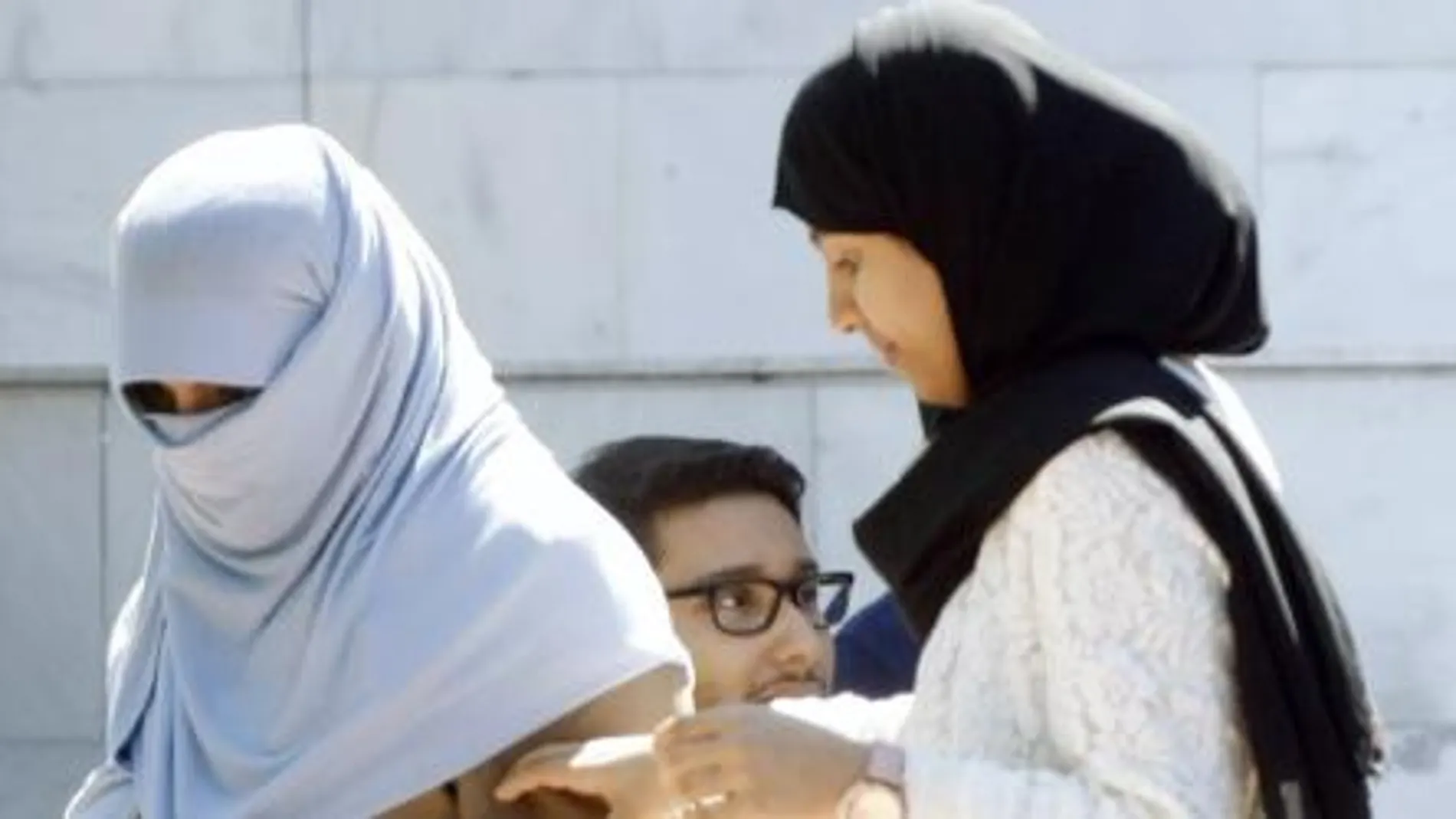 Una mujer porta un niqab en una mezquita de Madrid