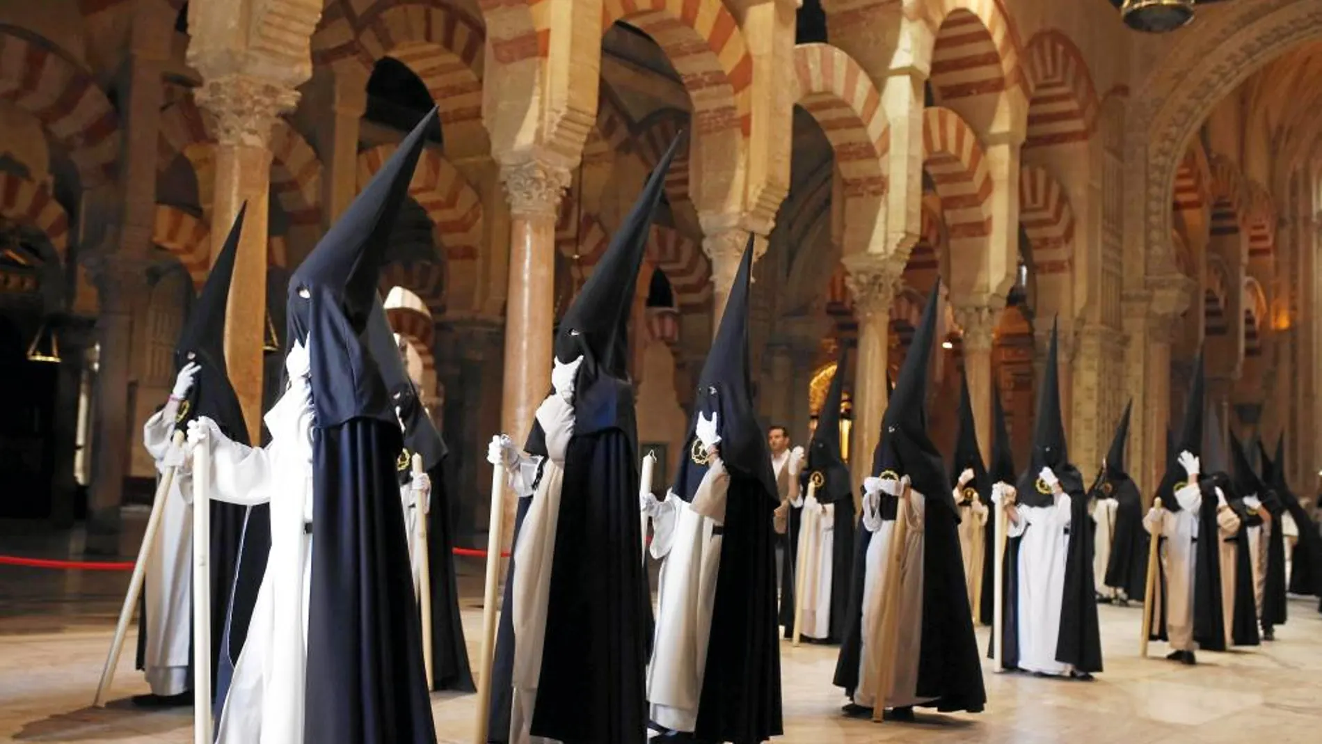 La Real Hermandad y la Cofradía del Santísimo Cristo del Amor, ayer, a su paso por el interior de la Catedral