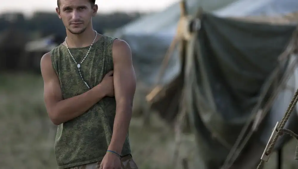 Un soldado ucraniano, que ha huido del territorio de conflicto, junto a una tienda de campaña cerca de la frontera de Rusia con Ucrania