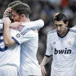 Xabi Alonso se abraza con Coentrao después del autogol del valencianista Guardado, en presencia de Khedira y Di María