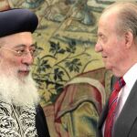 El Rey charla con el Gran Rabino Sefardí de Israel, Shlomó Moshé Amar.