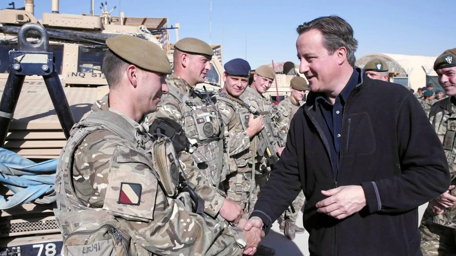 Cameron no comentó las filtraciones durante su visita ayer a las tropas británicas en Afganistán