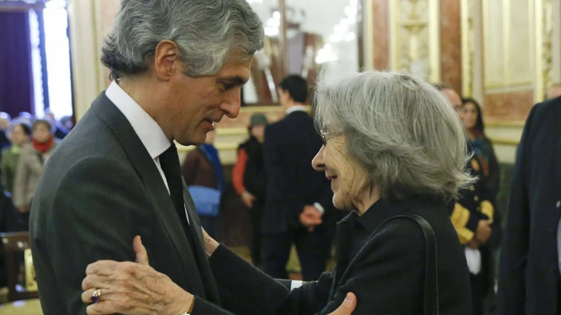 Adolfo Suárez Illana saluda a Carmen Menéndez, viuda del histórico dirigente comunista Santiago Carrillo