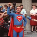 El empresario Ruiz-Mateos, vestido de Superman a la puerta del juzgado