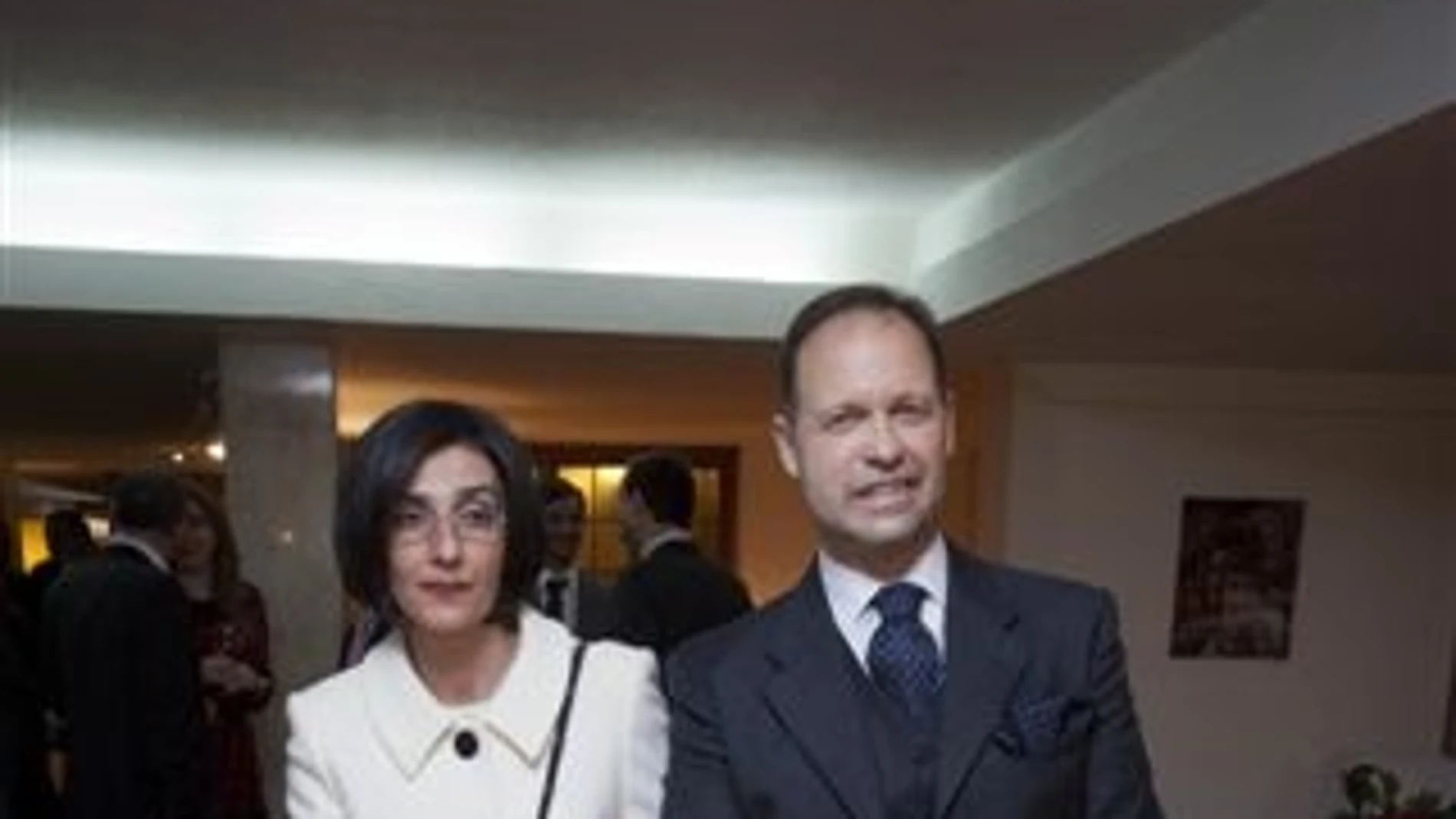 El embajador búlgaro don Kostadin Tashev Kodzhabashev y su señora Nina Marinova Kodzhabasheva, posando antes de recibir de sus invitados el saludo protocolario