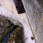 Descenso por la pared de la presa de Almendra