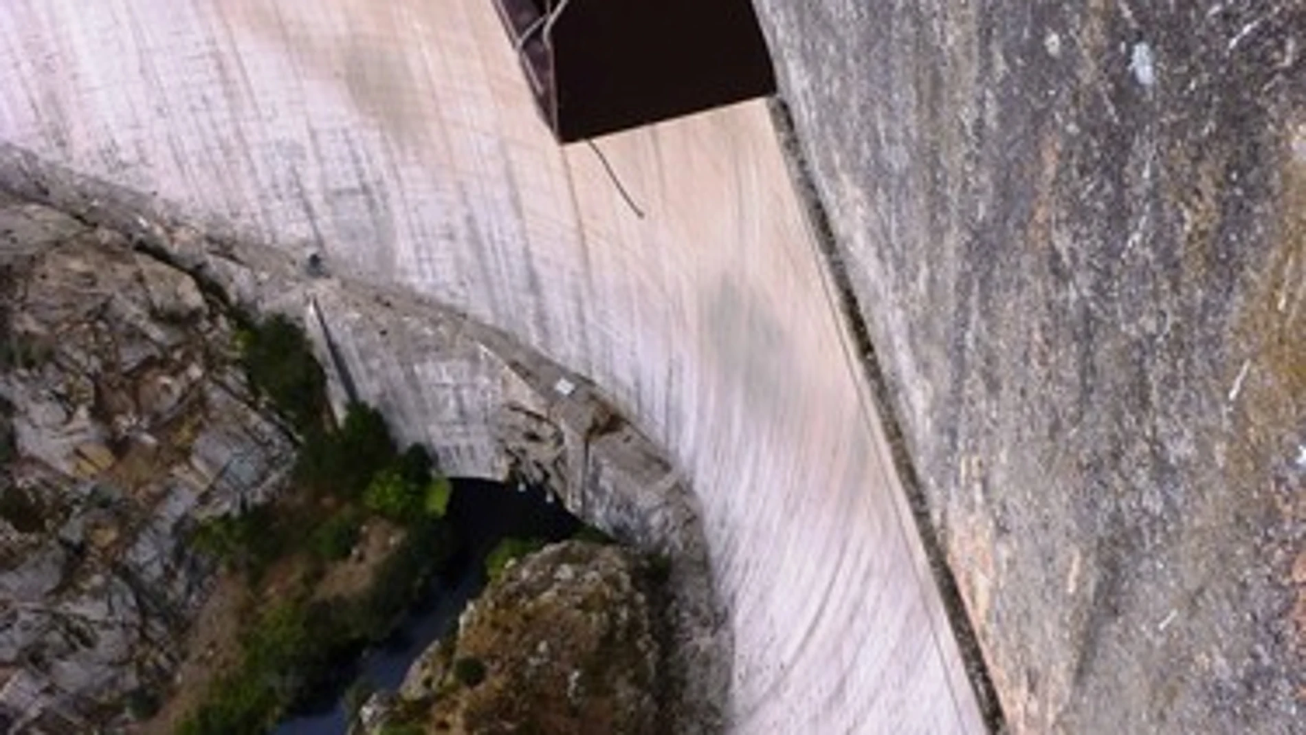 Descenso por la pared de la presa de Almendra
