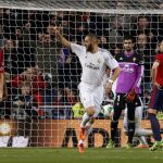 El delantero francés del Real Madrid Karim Benzema celebra el gol marcado al Osasuna