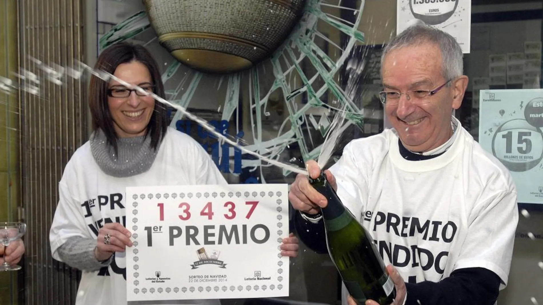 Carlos Manso, dueño de la Administración de Lotería de Boñar (León) celebra el primer premio de la Lotería de Navidad, 13.437