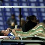 El defensa del Espanyol Abraham González, en camilla tras recibir un golpe de Miranda