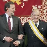 Mariano Rajoy (2i), posa con Alberto Núñez Feijóo (i); José Manuel García Margallo (d), y Gerardo Fernández Albor (2d) esta mañana en el palacio de Fonseca, en Santiago de Compostela.
