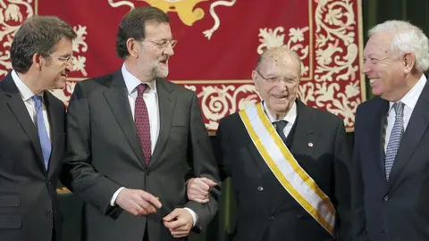 Mariano Rajoy (2i), posa con Alberto Núñez Feijóo (i); José Manuel García Margallo (d), y Gerardo Fernández Albor (2d) esta mañana en el palacio de Fonseca, en Santiago de Compostela.