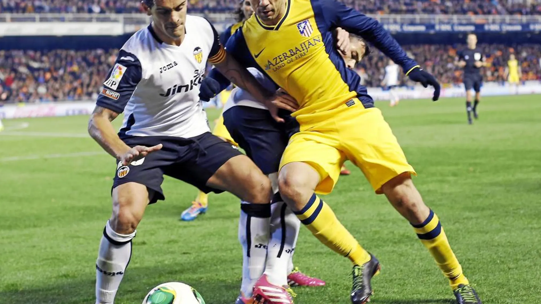 Diego Costa pugna por un balón con Ricardo Costa. El partido fue trabado