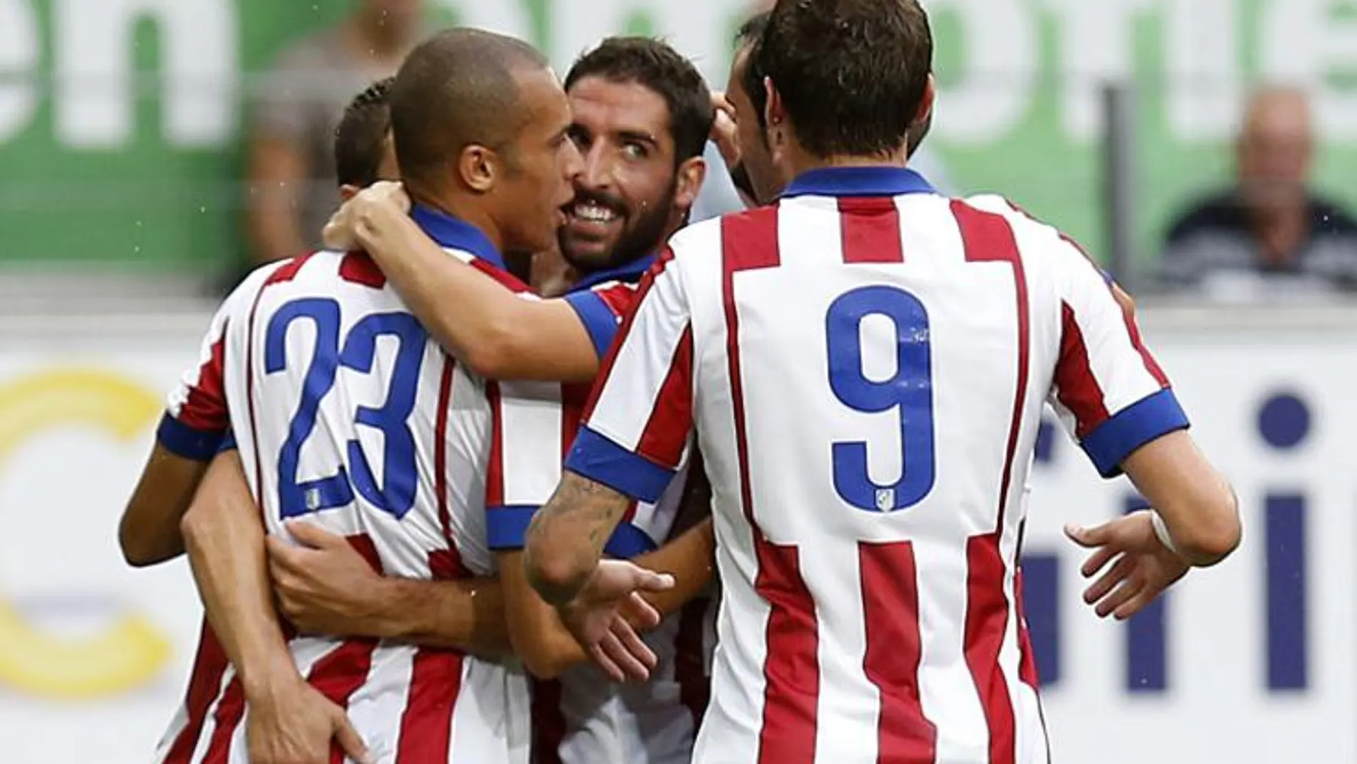 Los jugadores celebrando el primer gol de Raúl García.