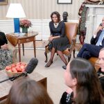 Barack y Michelle Obama charlan, ayer, en la Casa Blanca con un grupo de mujeres sobre la reforma sanitaria
