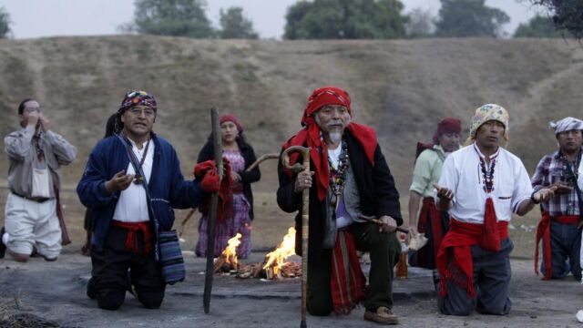 Guías espirituales fuman tabaco para purificar una ceremonia maya, en el parque arqueológico Kaminal Juyú en la Ciudad de Guatemala (Guatemala)