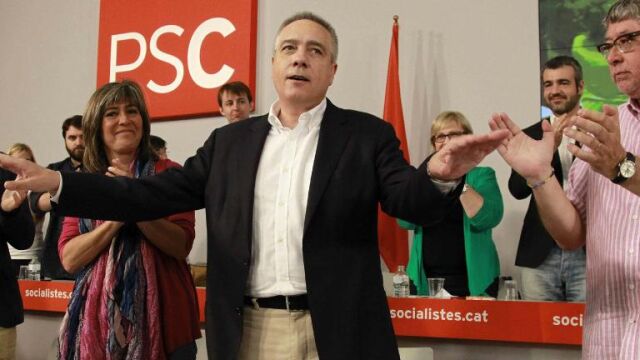 El líder saliente del PSC, Pere Navarro (2d), agradece los aplausos de los compañeros de su partido, entre ellos, Antoni Balmón (d), Nuría Marín (2i) y Jaume Collboni (i), al inicio del Consell Nacional extraordinario.