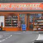 Uno de los supermercados del barrio londinense donde vive Troitiño. La mezcla de culturas, razas y nacionalidades es su principal característica