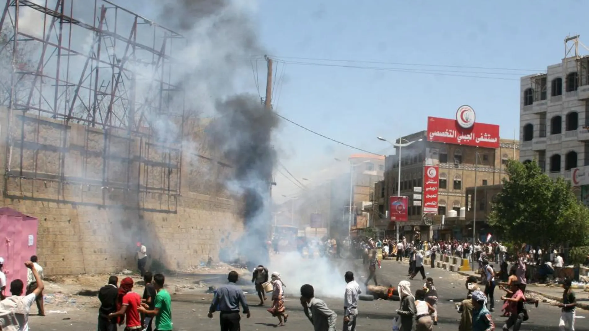 Imagen de los combates en la ciudad de Taiz entre las milicías hutíes y sus contrincantes.