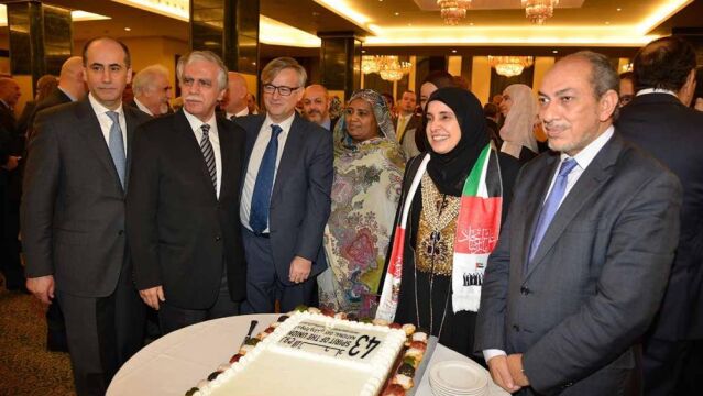 De izda a drcha: los embajadores de Jordania y Líbano, don Ignacio Ibáñez, secretario de Estado de Asuntos Exteriores; la embajadora de Sudán; la anfitriona de este país doña Hissa A. Alotaibay y el embajador de Mauritania, posando al lado de la tarta por el 43º Aniversario patrio