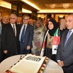 De izda a drcha: los embajadores de Jordania y Líbano, don Ignacio Ibáñez, secretario de Estado de Asuntos Exteriores; la embajadora de Sudán; la anfitriona de este país doña Hissa A. Alotaibay y el embajador de Mauritania, posando al lado de la tarta por el 43º Aniversario patrio